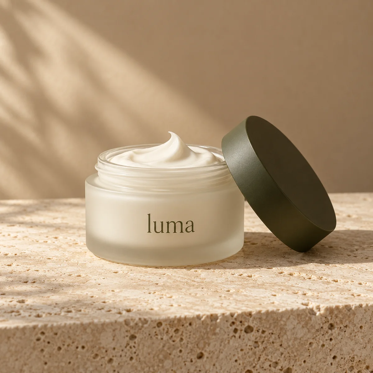 Imagem gerada por IA: Pote de creme Luma com tampa oliva ao lado e textura branca